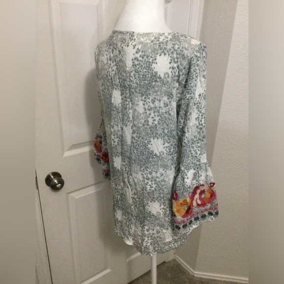 Savanna Jane Floral Embroidered Bell Sleeve Top Blouse Size S - Picture 3 of 12
